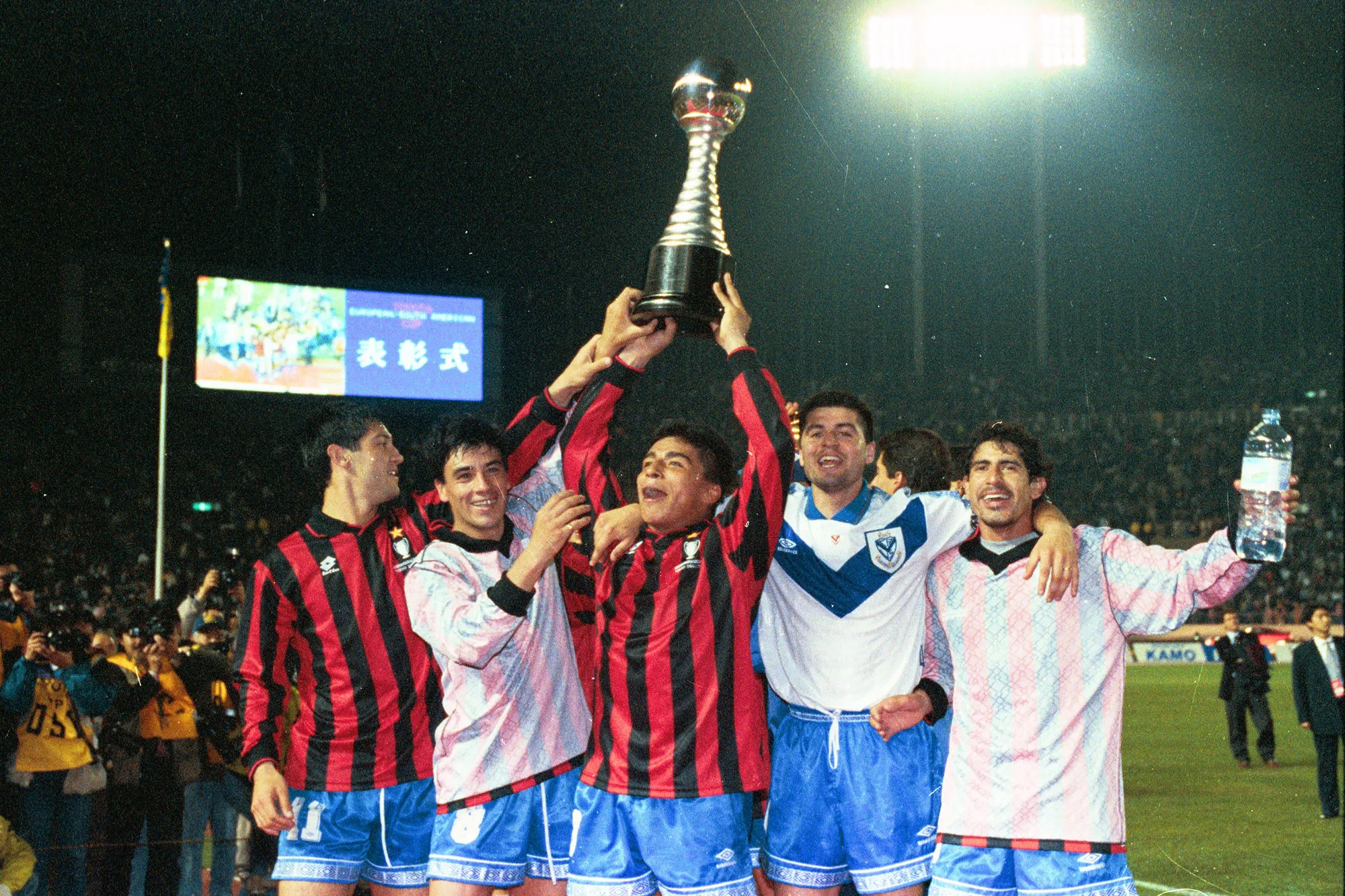 El Turco Asad junto al Turu Flores, Pepe Basualdo, Víctor Sotomayor y Marcelo Gómez levantando la Copa Toyota tras vencer al AC Milan. Foto: Vélez.