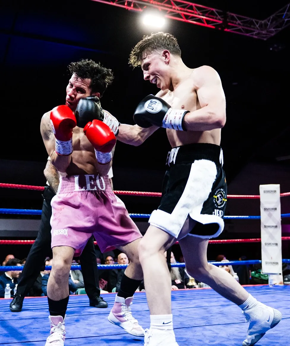 Lee Rogers vs Leo Suárez, en Newcastle.