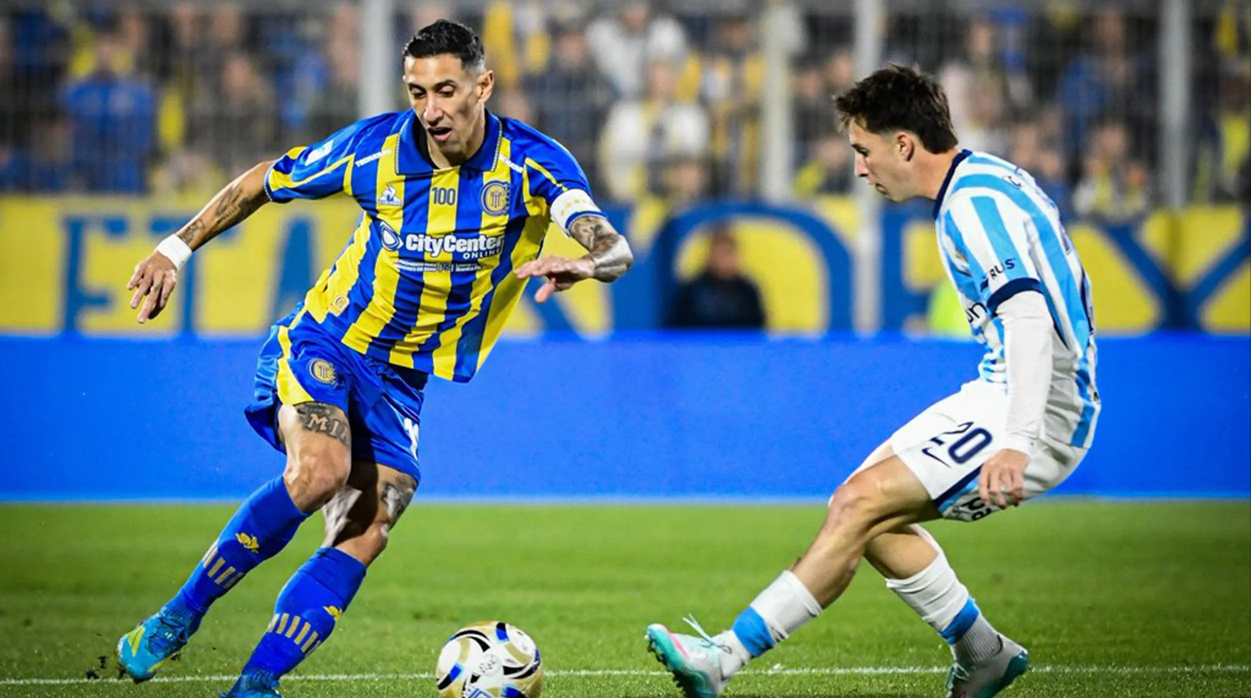 Ángel Di María y Baltasa Rodríguez disputan el balón. (Prensa Rosario Central)