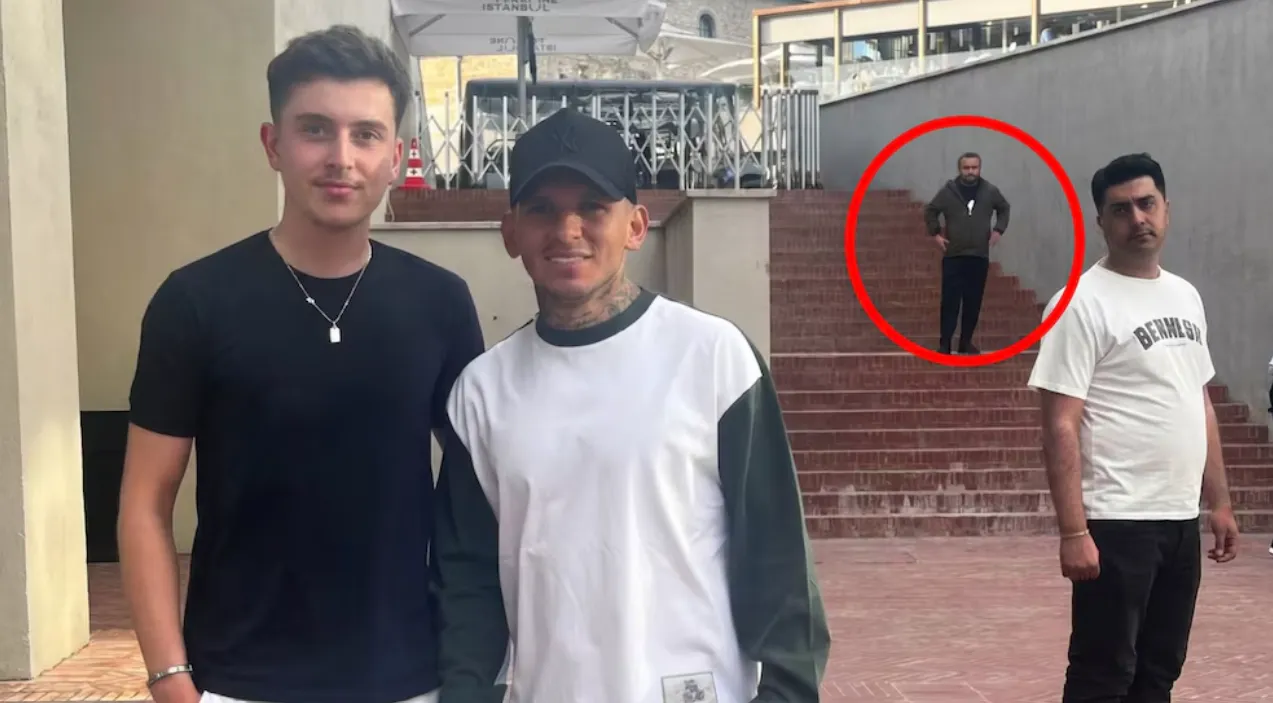 Torreira se fotografiaba con un fanático. De fondo, el agresor.
