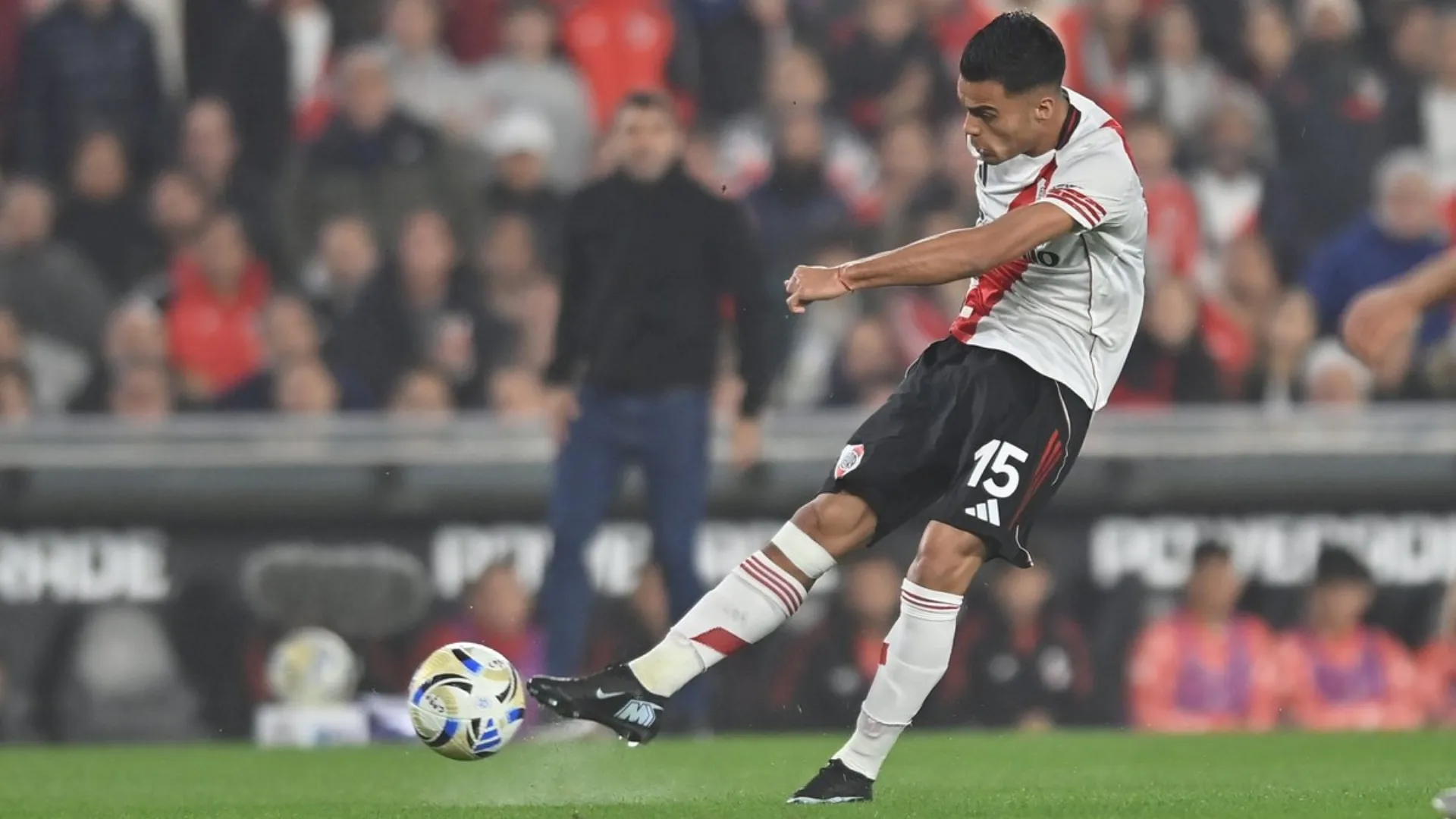 Fausto Vera con la pelota. (Foto: Prensa River)