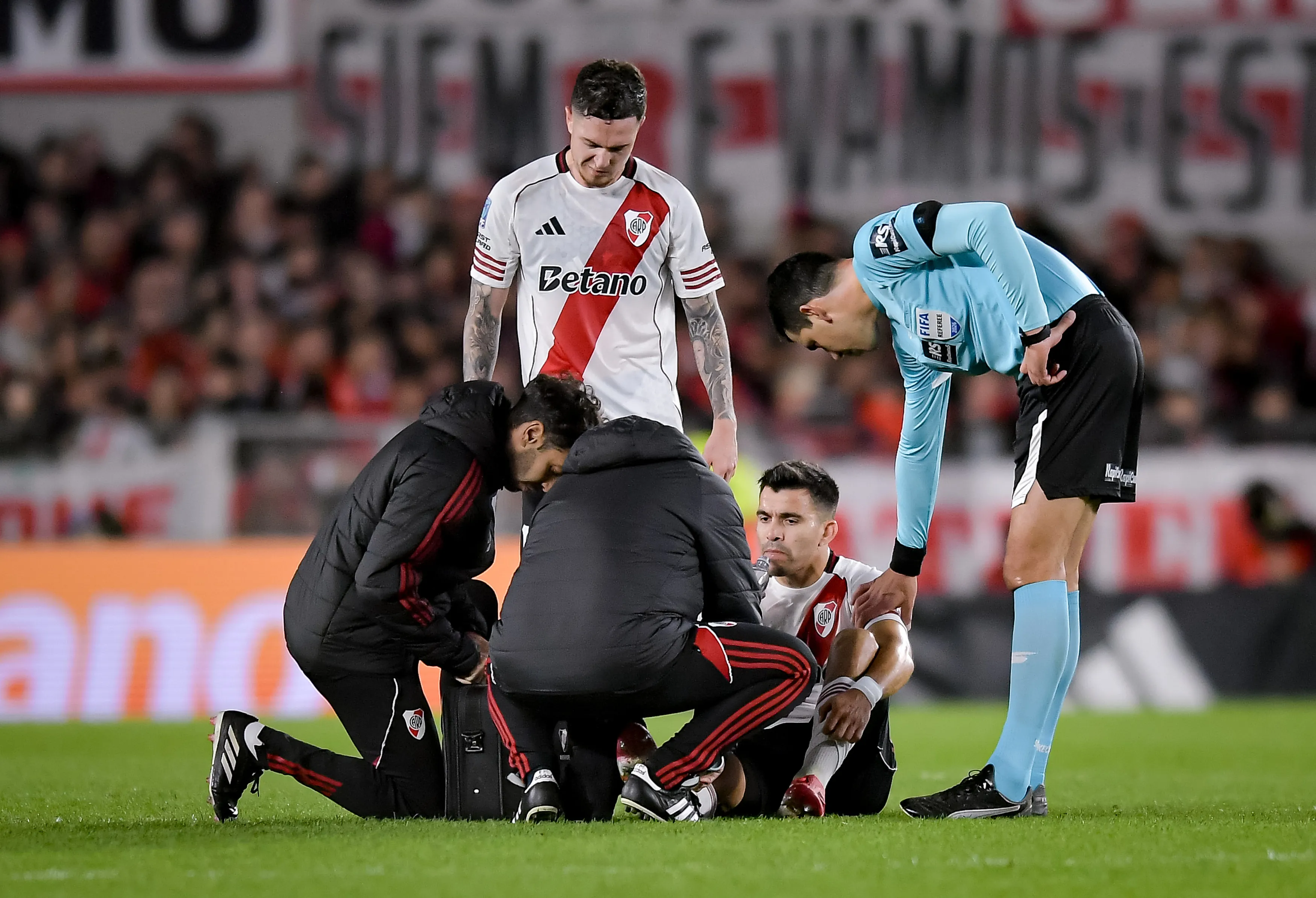 El momento en el que Marcos Acuña debió ser asistido por los médicos de River vs. Gimnasia. Instantes después fue reemplazado. Getty Images.