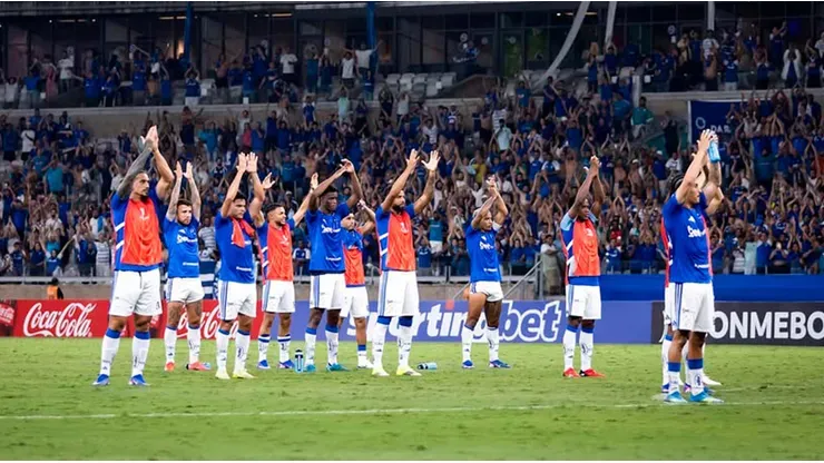 Los jugadores de Cruzeiro celebran junto a su gente. (Prensa Cruzeiro)