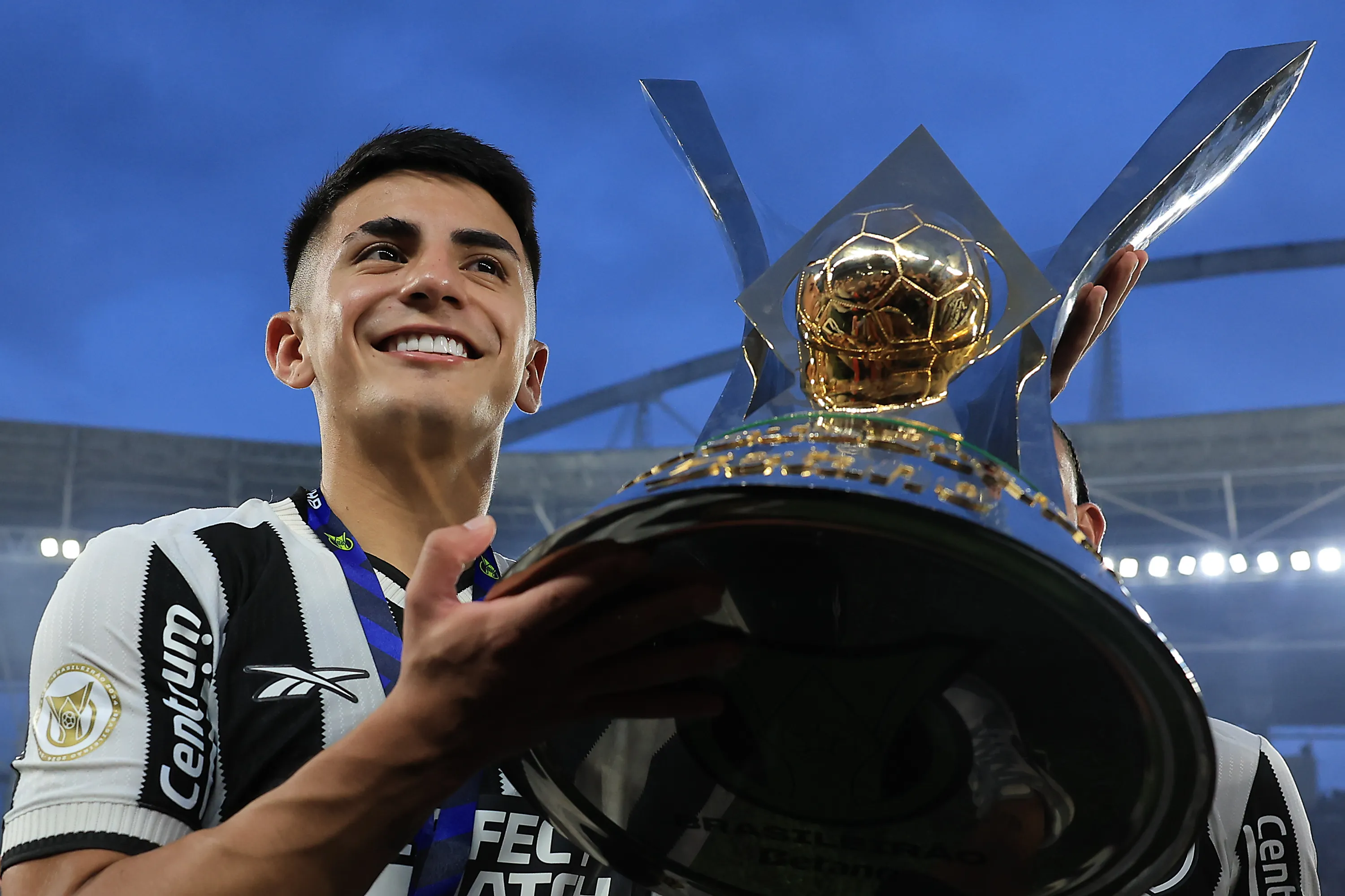 Thiago Almada con el trofeo del Brasileirao 2024. Getty Images.