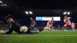 A Lionel Messi no le dieron el tanto del 5 a 3 porque su remate, antes de ingresar al arco, pegó en Roman Celentano.