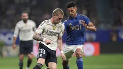 Franco Mastantuono disputa el balón con Ilyas Chaira.