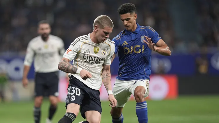 Franco Mastantuono disputa el balón con Ilyas Chaira.