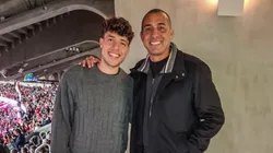 Agustín Tapia junto a David Trezeguet.