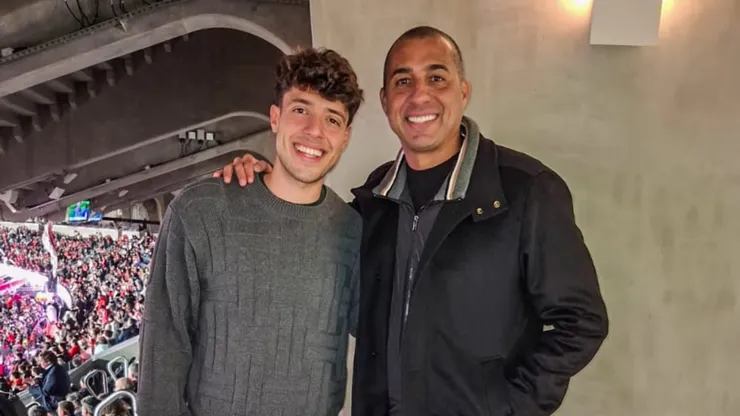 Agustín Tapia junto a David Trezeguet.