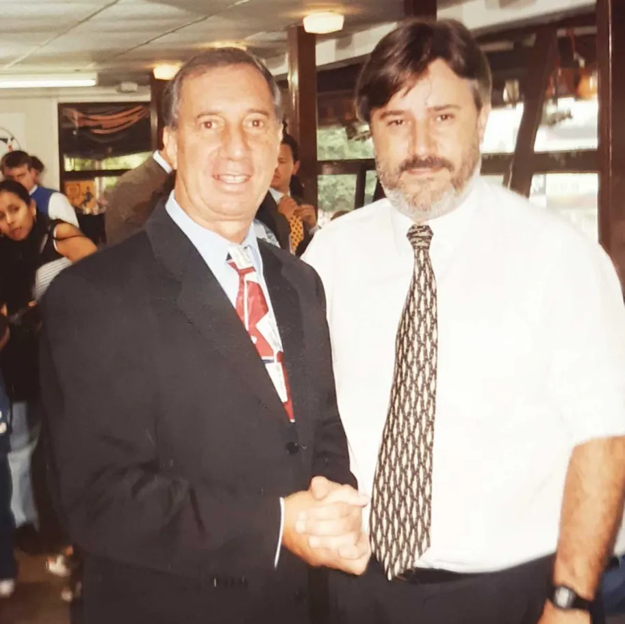 Carlos Salvador Bilardo y Alejandro Fabbri en 1997. (Foto: @aefabbri).