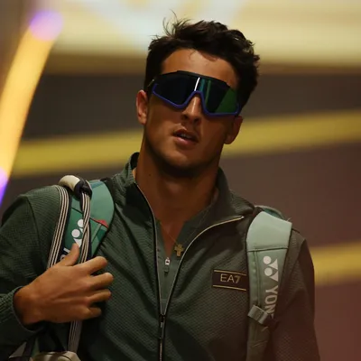 Gafas y desplante a una niña: la polémica entrada de Luciano Darderi al duelo contra Ruud
