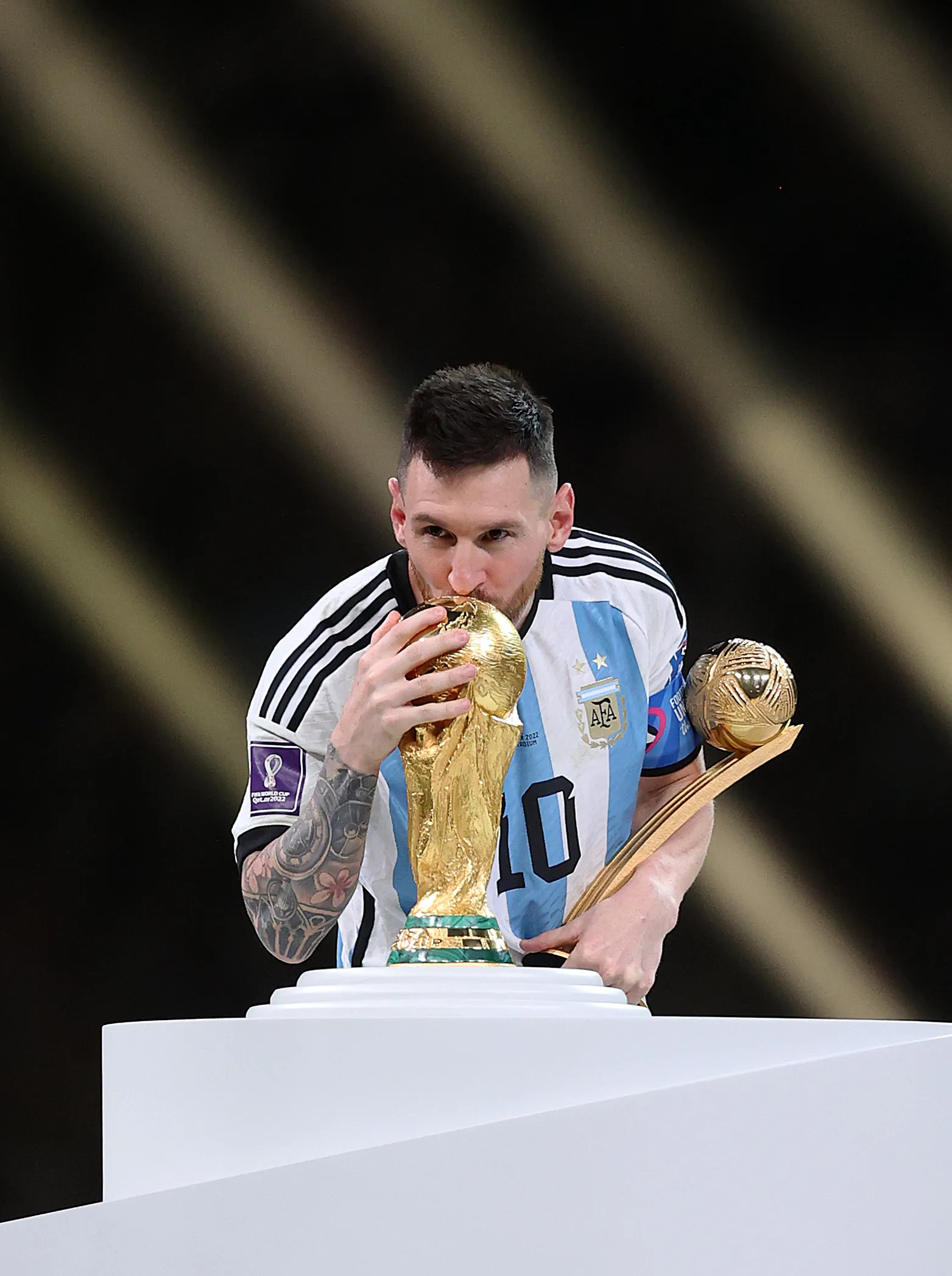 Lionel Messi con la Copa del Mundo en Qatar 2022. (Foto: Getty).