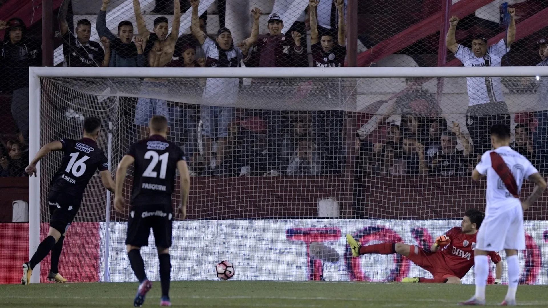 Alejandro Silva anota el cuarto gol para Lanús ante River, en 2017.