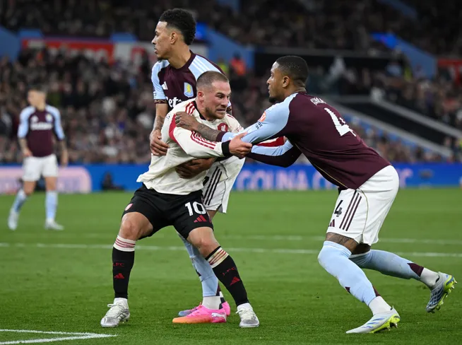 Alexis Mac Allister y Ezri Konsa en Aston Villa – Liverpool. (Getty Images)