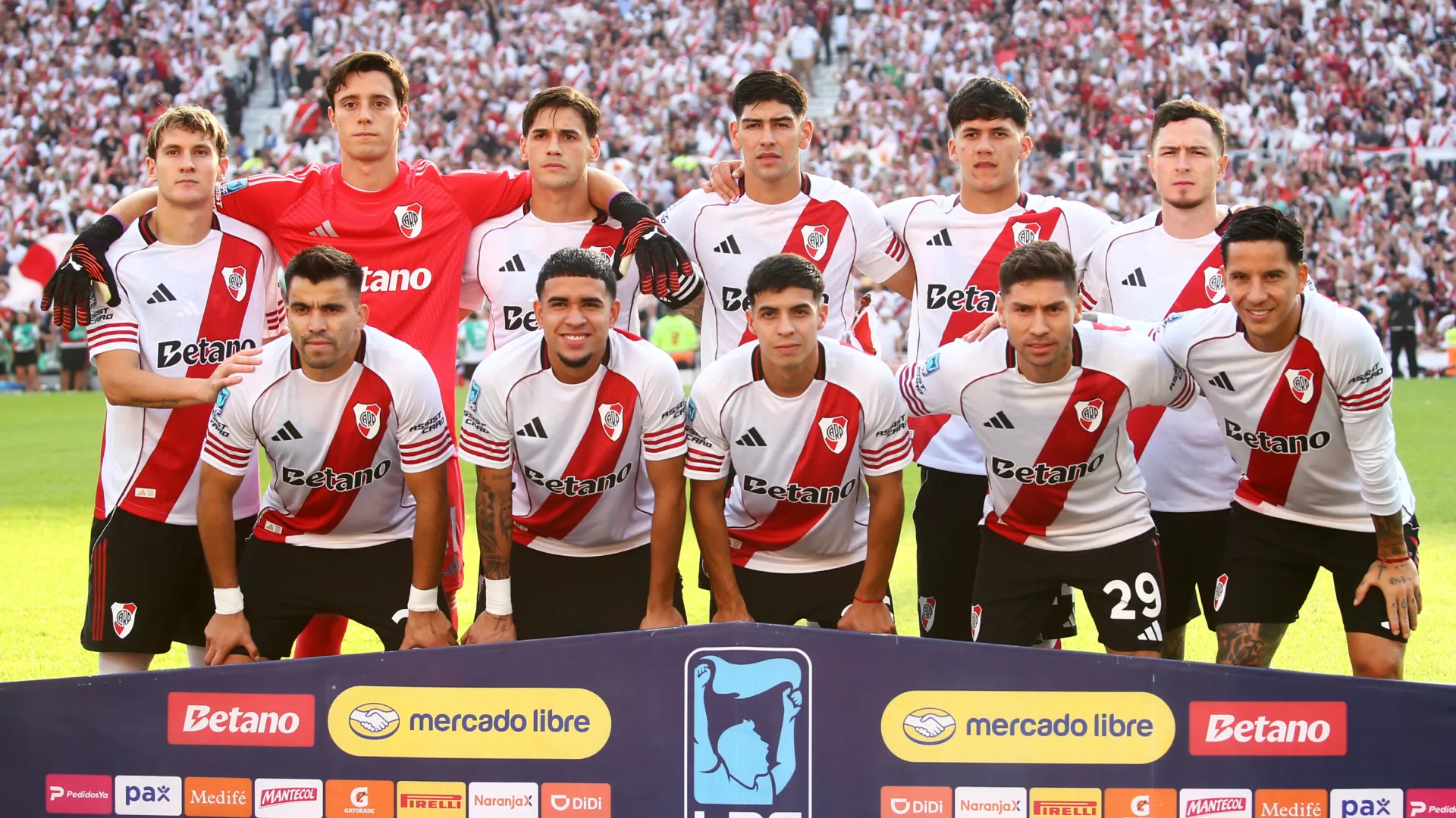 La formación titular de River Plate en el Estadio Monumental.