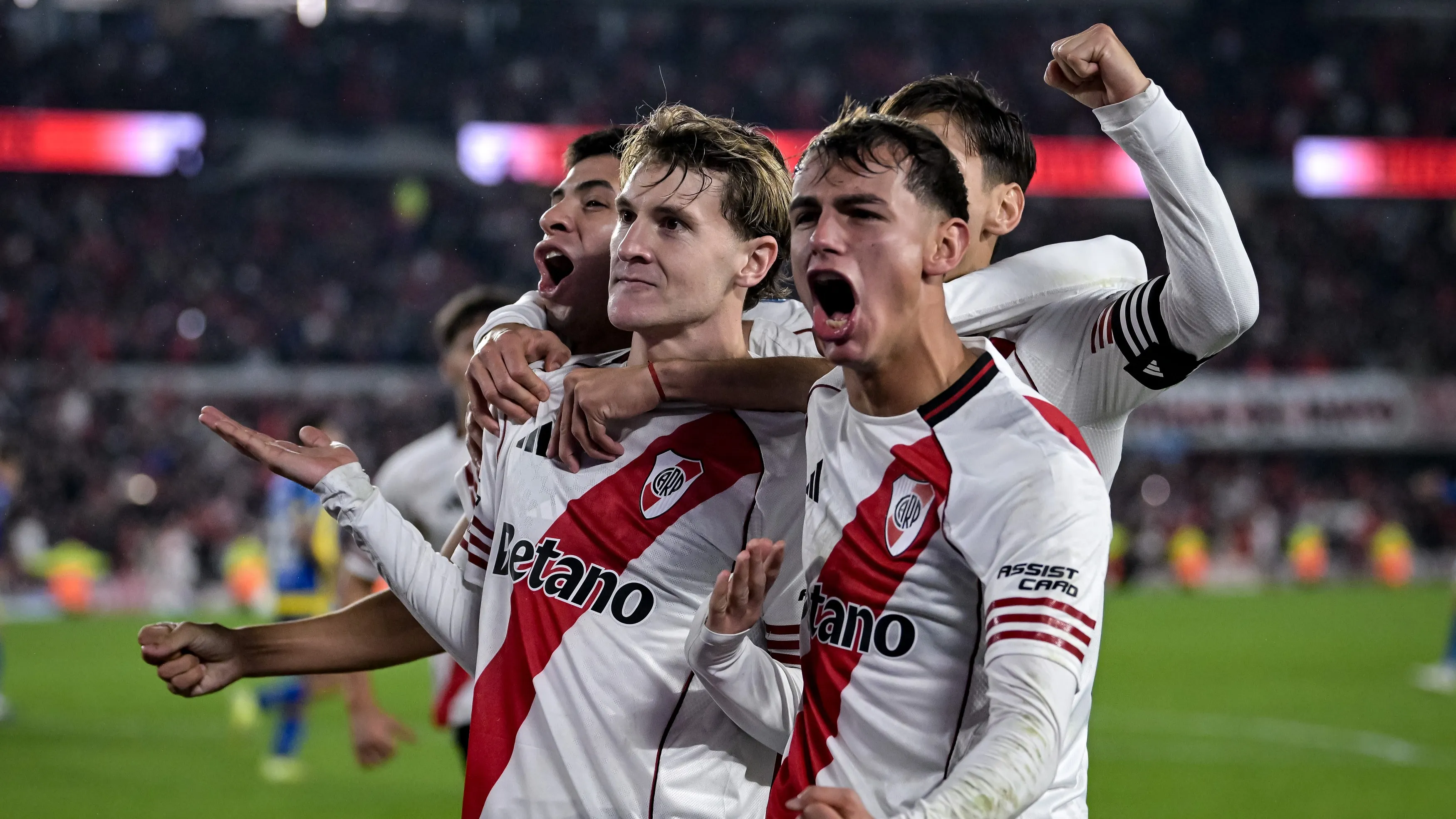 Colidio y todo River celebran su gol ante Rosario Central.