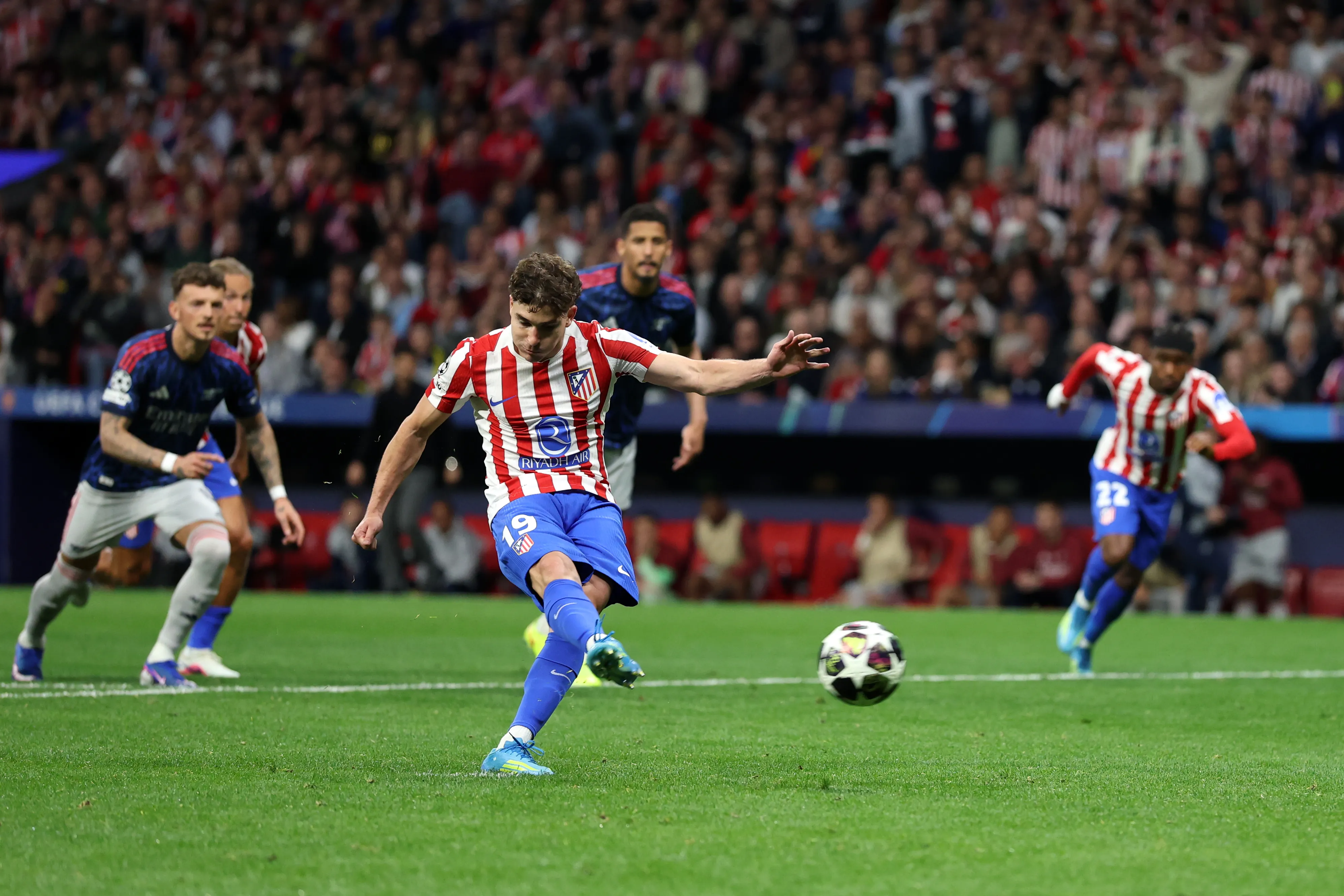 Su último gol en el Atlético de Madrid fue de penal ante el Arsenal en la ida de la Semifinal de la Champions League. Getty Images.
