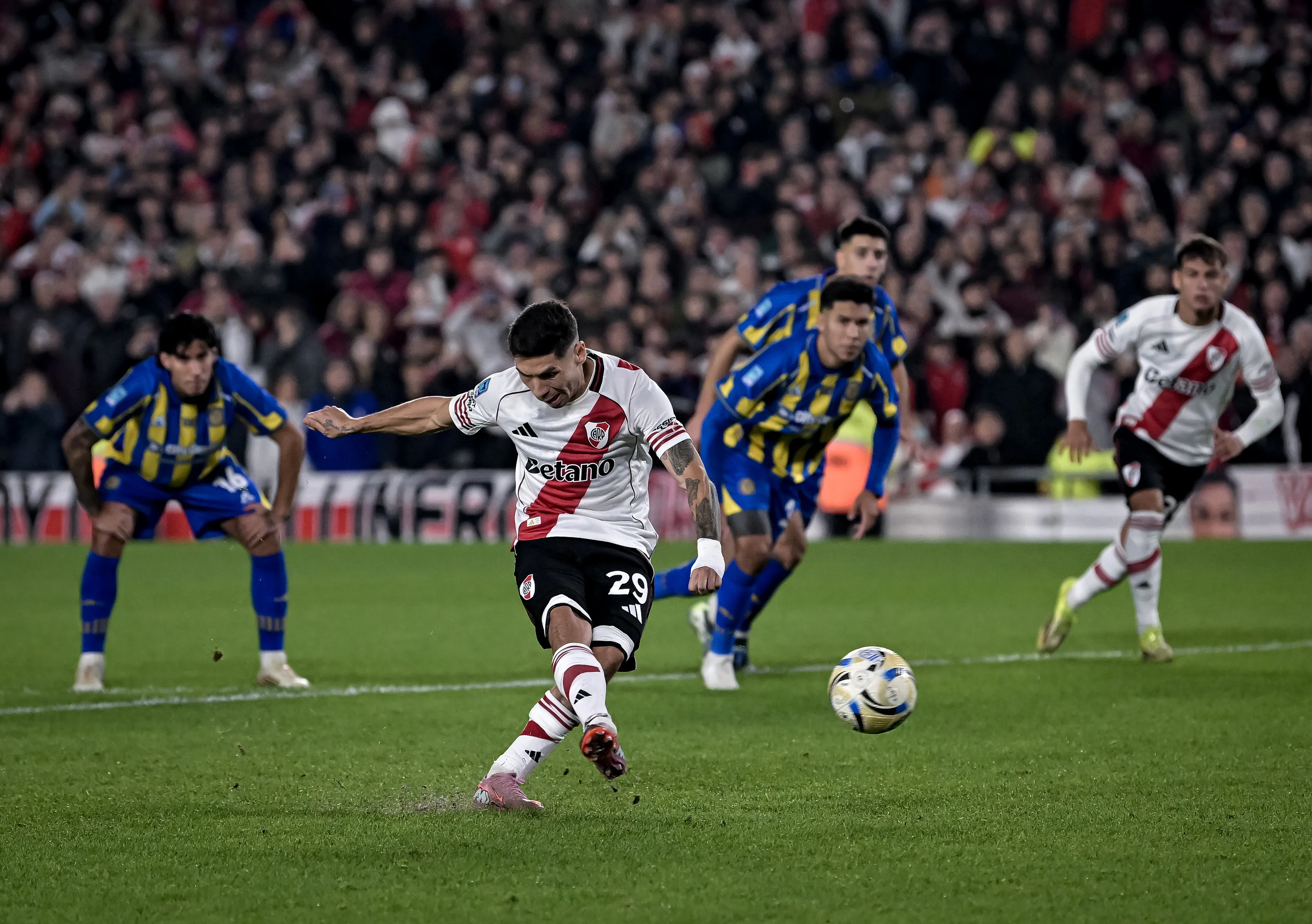 Gonzalo Montiel en el momento de la ejecución del penal que le atajó Jeremías Ledesma. Getty Images.