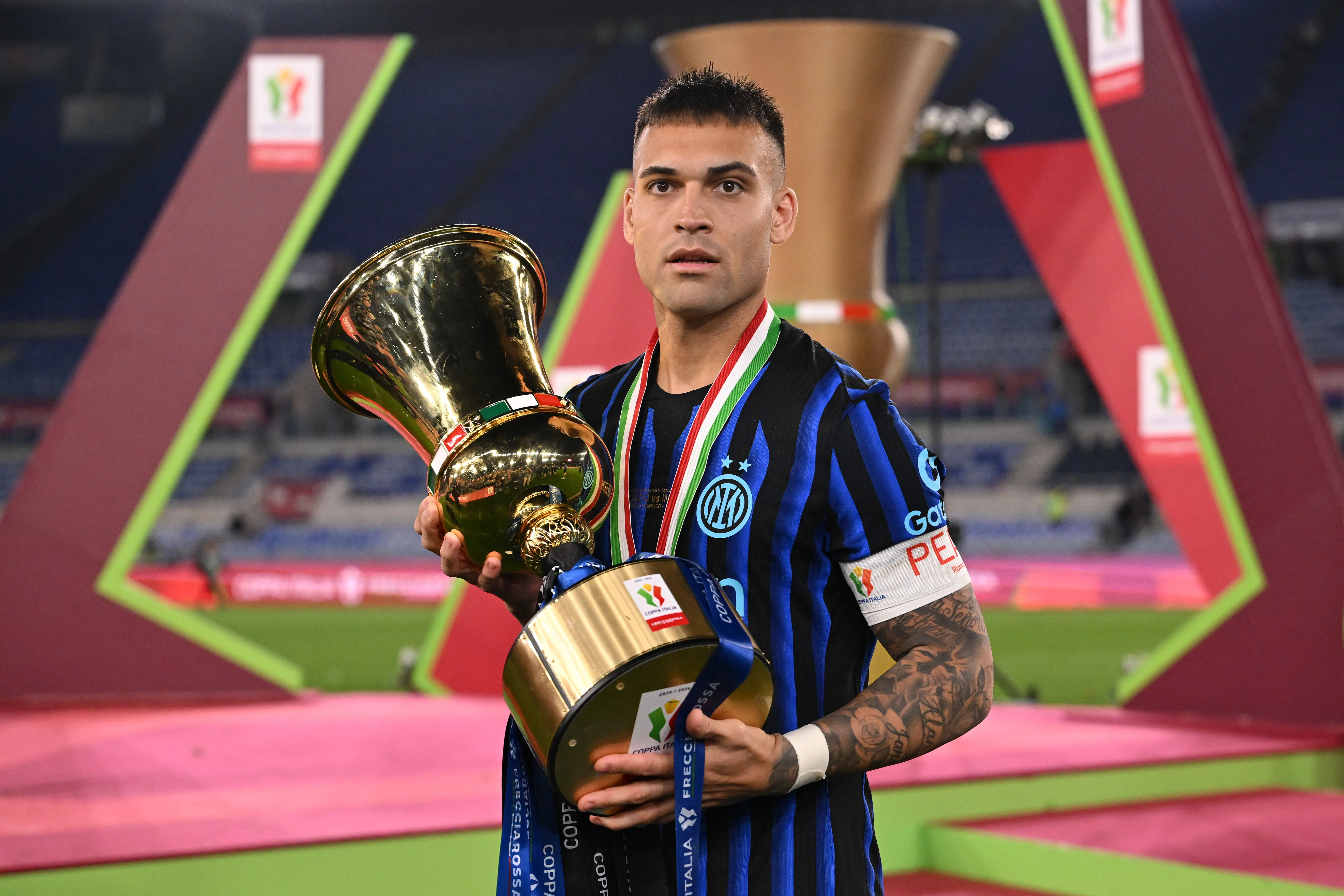Lautaro Martínez con el trofeo de la Copa Italia, su novena consagración en el Inter de Milán. Getty Images.