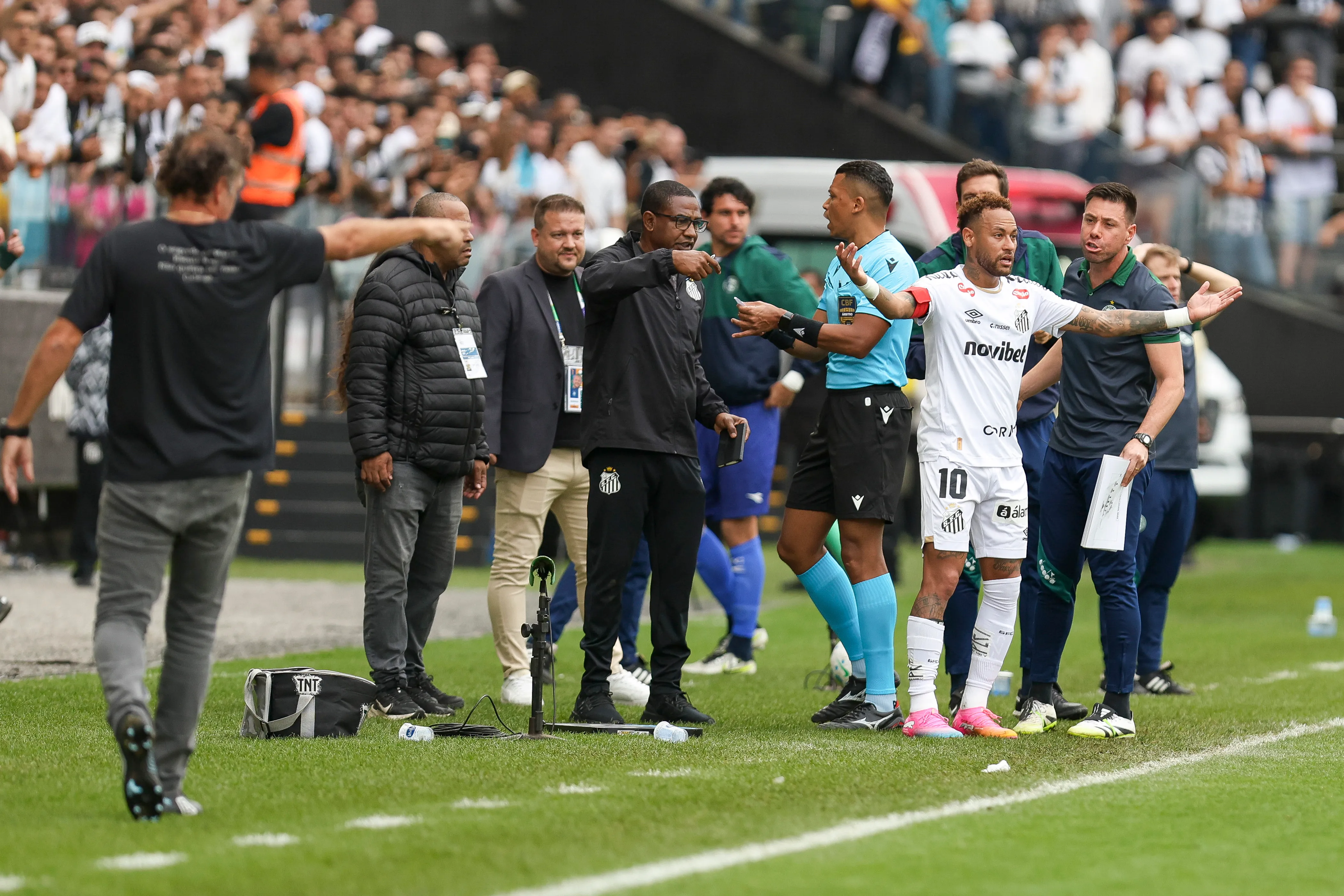 Todo Santos reclama el error arbitral que sacó a Neymar de la cancha (Getty Images).