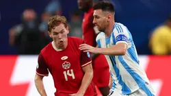 Jacob Shaffelburg ante Lionel Messi en la Copa América 2024.