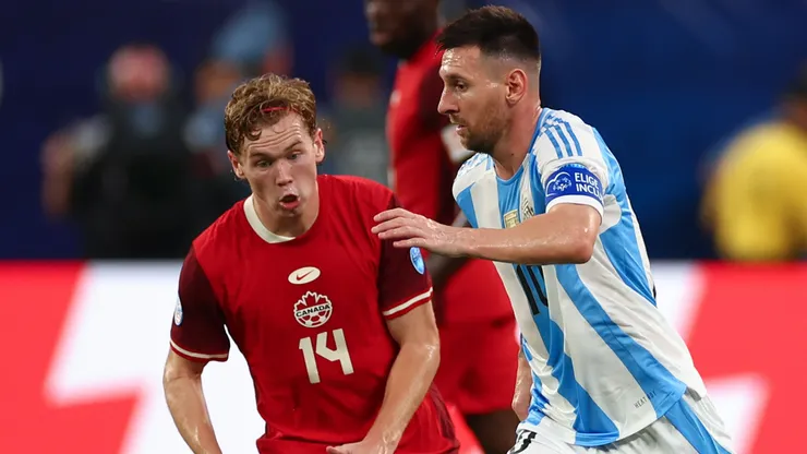 Jacob Shaffelburg ante Lionel Messi en la Copa América 2024.