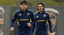Carlos Palacios y Edinson Cavani, futbolistas de Boca Juniors.