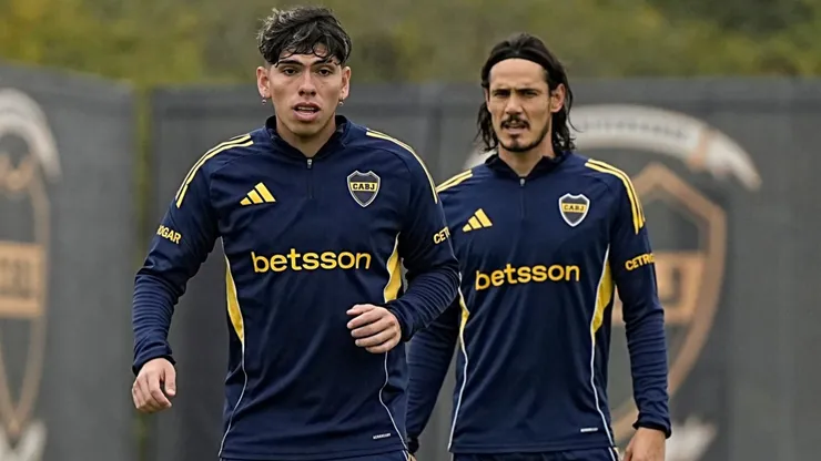 Carlos Palacios y Edinson Cavani, futbolistas de Boca Juniors.