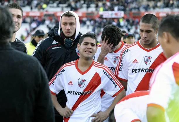 Los futbolistas de River tras descender ante Belgrano en 2011. (Getty Images)