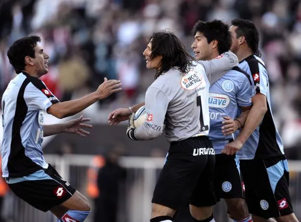 Los futbolistas de Belgrano tras ascender ante River en 2011. (Getty Images)