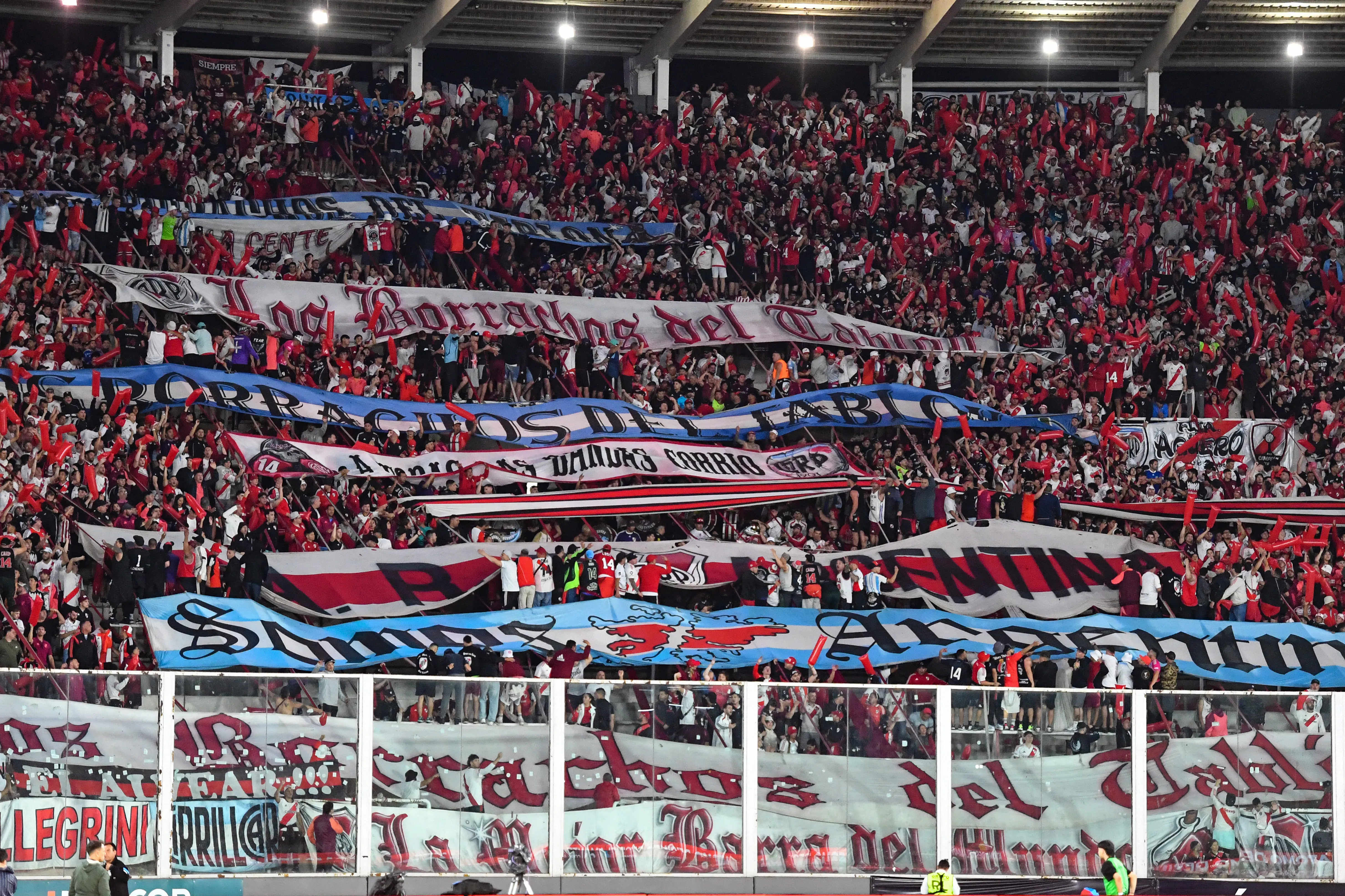 Los hinchas de River en una de las tantas veces que visitaron el Estadio Mario Alberto Kempes. Getty Images.