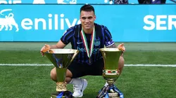 Lautaro Martínez con los trofeos de la Serie A y la Copa Italia.