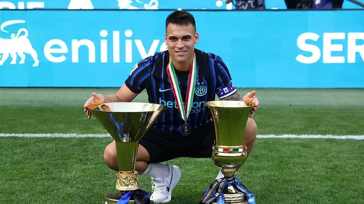 Lautaro Martínez con los trofeos de la Serie A y la Copa Italia.