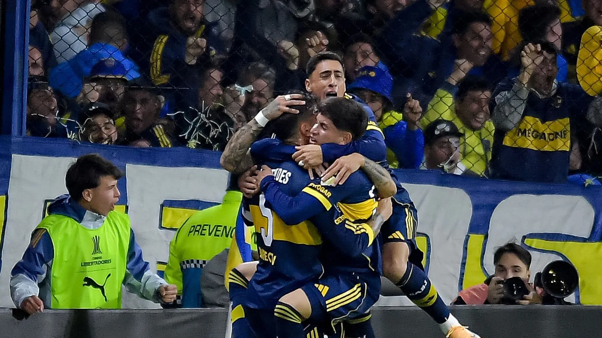 Miguel Merentiel celebra el gol de Boca frente a Cruzeiro junto a todos sus compañeros.