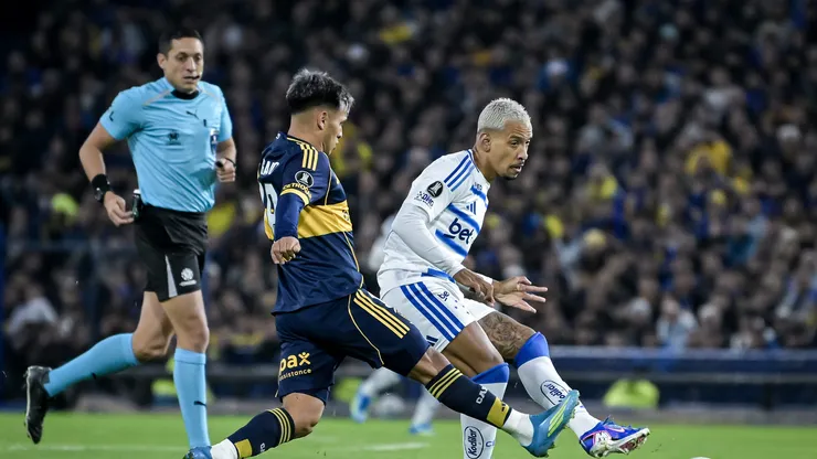 Milton Delgado y Matheus Pereira disputan el balón.