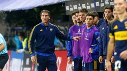 Claudio Úbeda junto a los futbolistas suplentes.