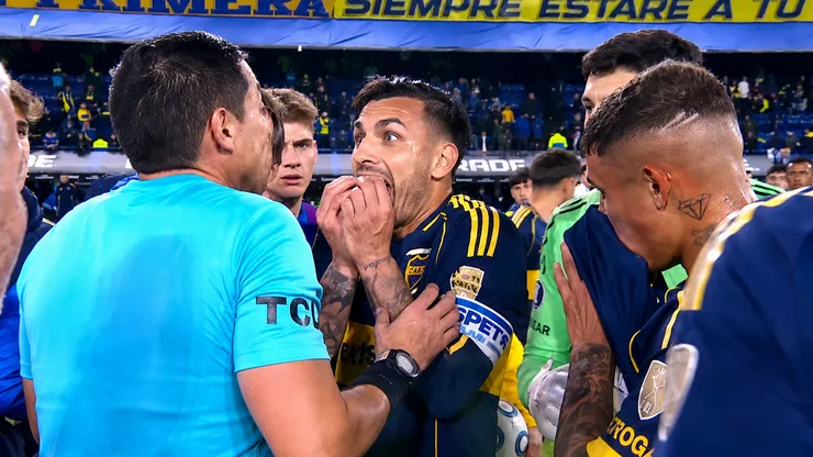 Leandro Paredes se queja del arbitraje de Jesús Valenzuela.