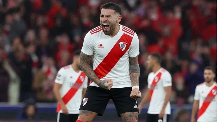 Nicolás Otamendi aumentó las especulaciones de su futuro con una publicación en Instagram.