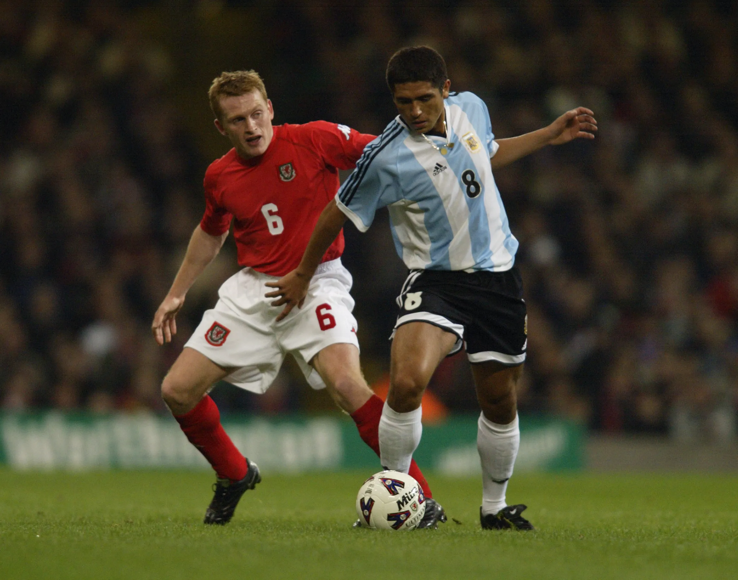 Riquelme en un amistoso ante Gales en febrero de 2002. (Foto: Getty).