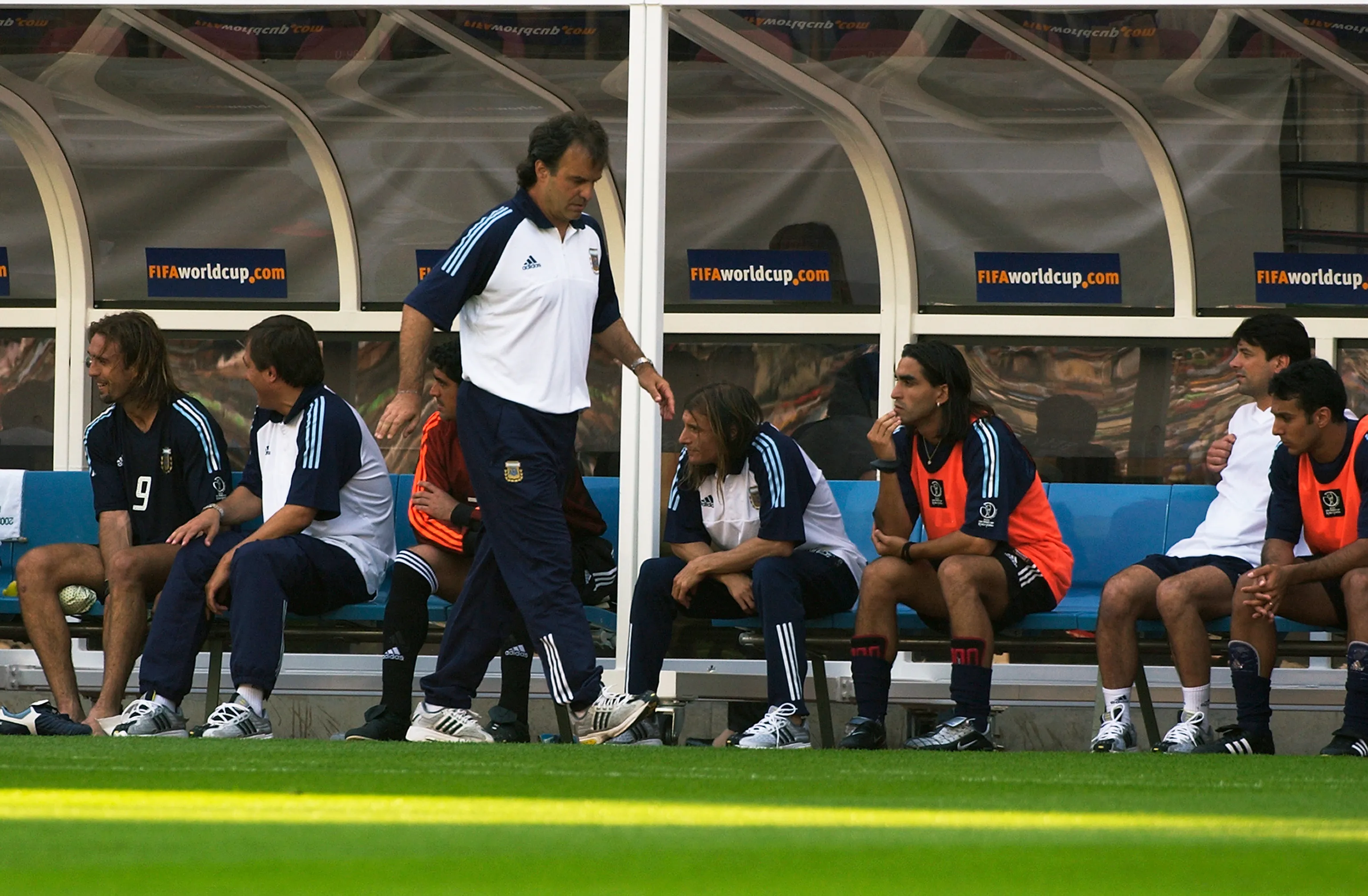 Bielsa camina y de fondo Claudio Vivas dialoga con Gabriel Omar Batistuta. (Foto: Getty).