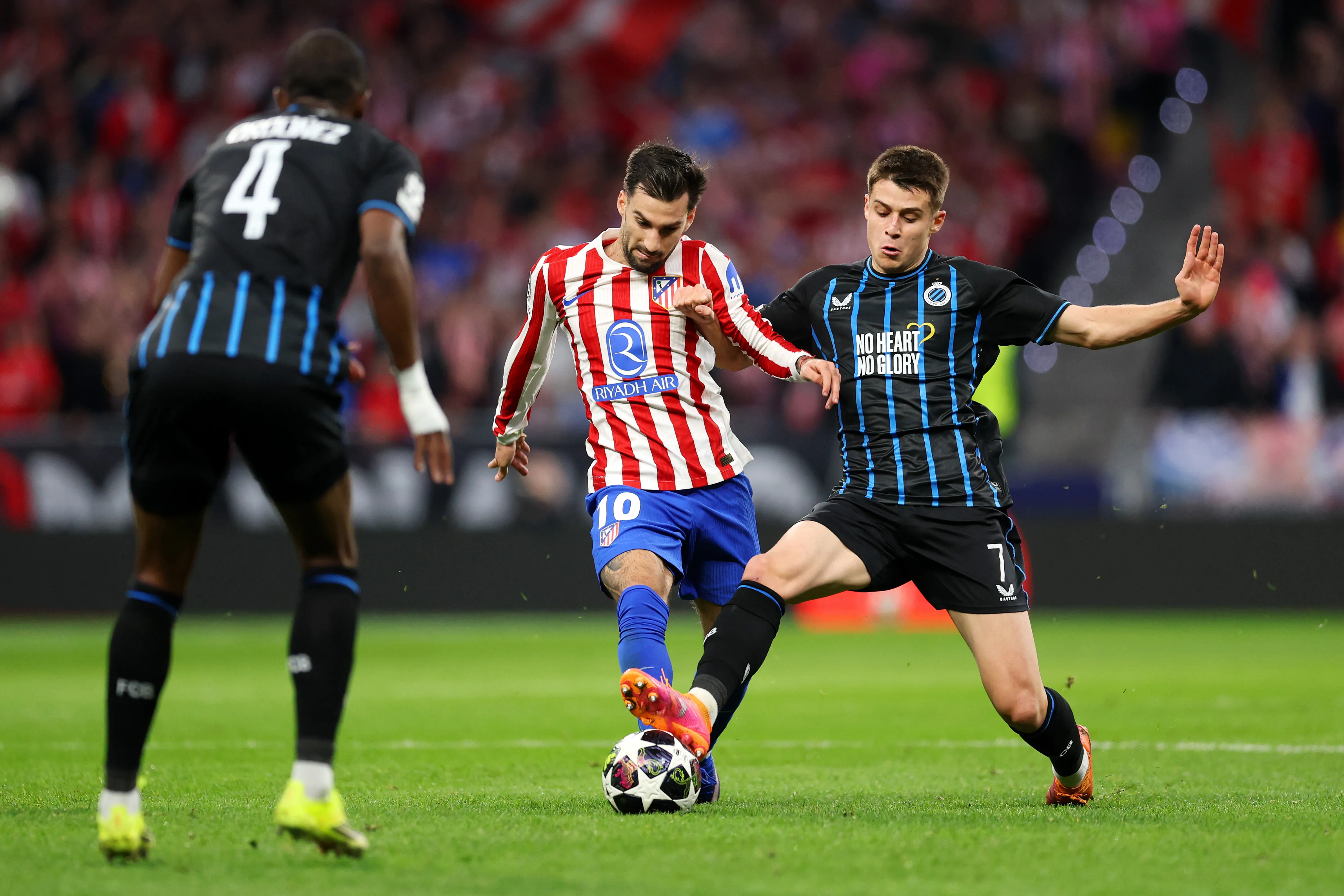 Nicolo Tresoldi contra el Atlético de Madrid por la Champions League 25/26. Getty Images.
