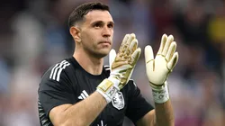 Dibu Martínez, campeón con Aston Villa.