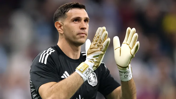 Dibu Martínez, campeón con Aston Villa.