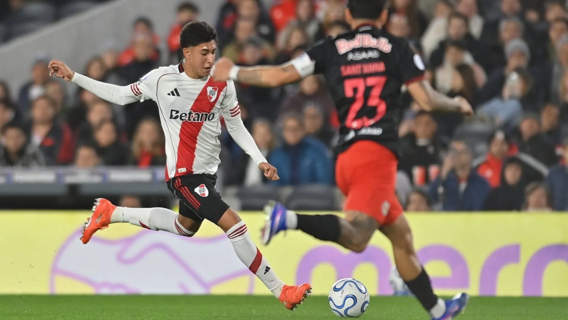 Facundo González con la pelota. (Foto: Prensa River)