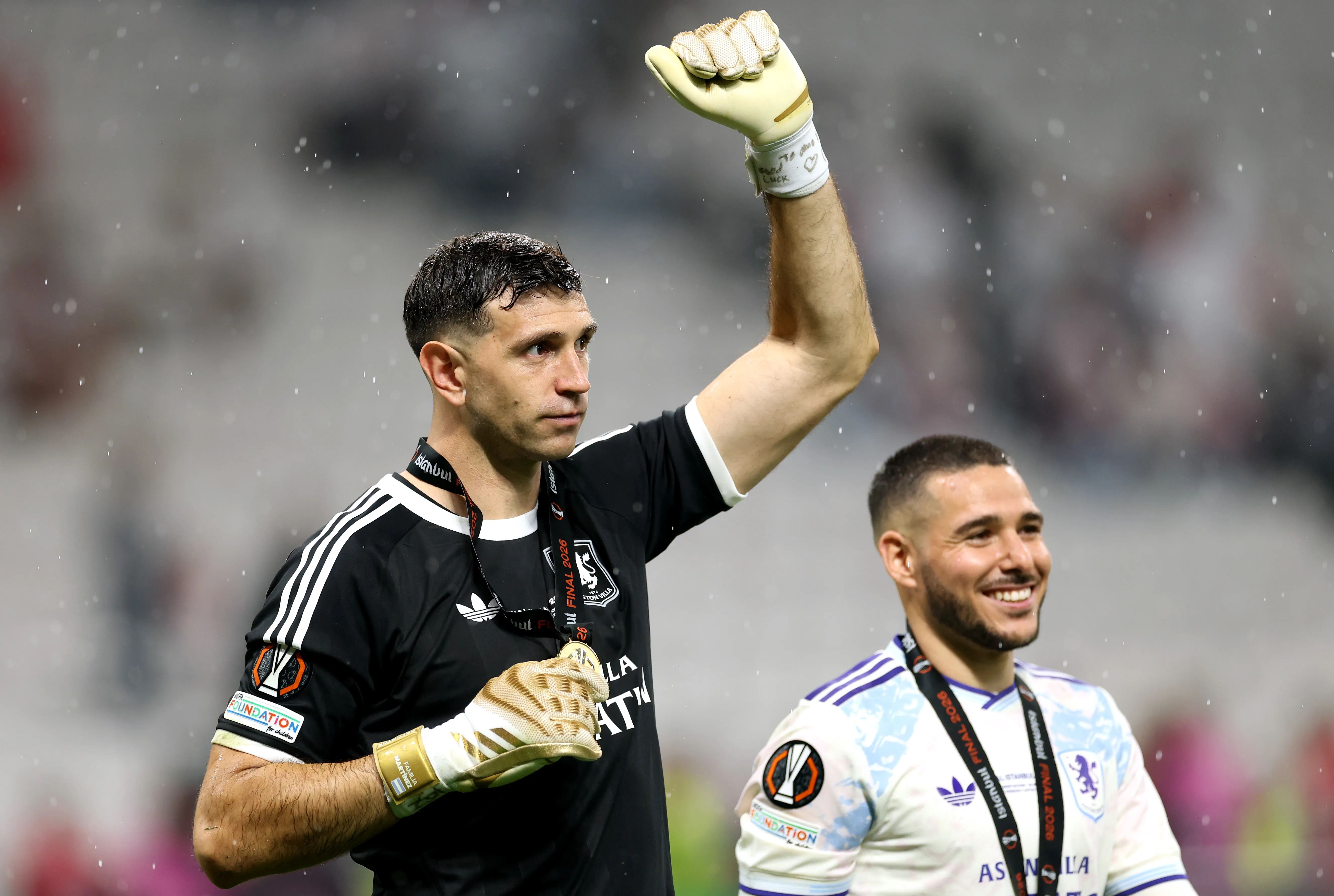 Emiliano Martínez junto a Emiliano Buendía en la entrega de premios de la Europa League. Getty Images.
