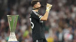 Dibu Martínez, tras ganar la Europa League, irá por la Supercopa de Europa vs. PSG o Arsenal.