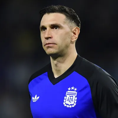 Cómo está Dibu Martínez tras fracturarse el dedo en la final de la Europa League
