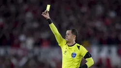 Jhon Ospina, el árbitro de Racing - Caracas.