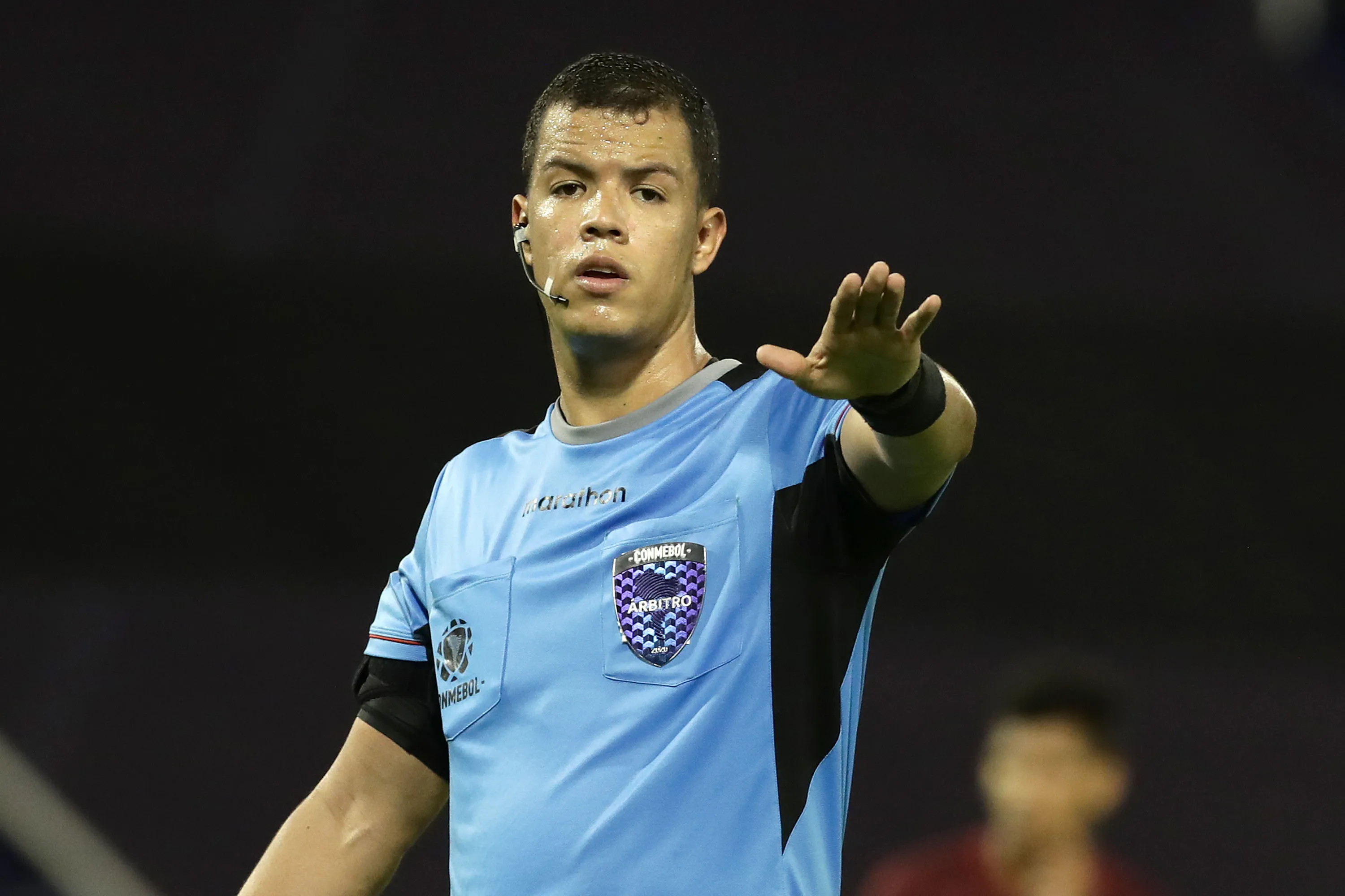 Jhon Ospina, el árbitro de Racing – Caracas. (Alejandro Pagni – Pool/Getty Images)