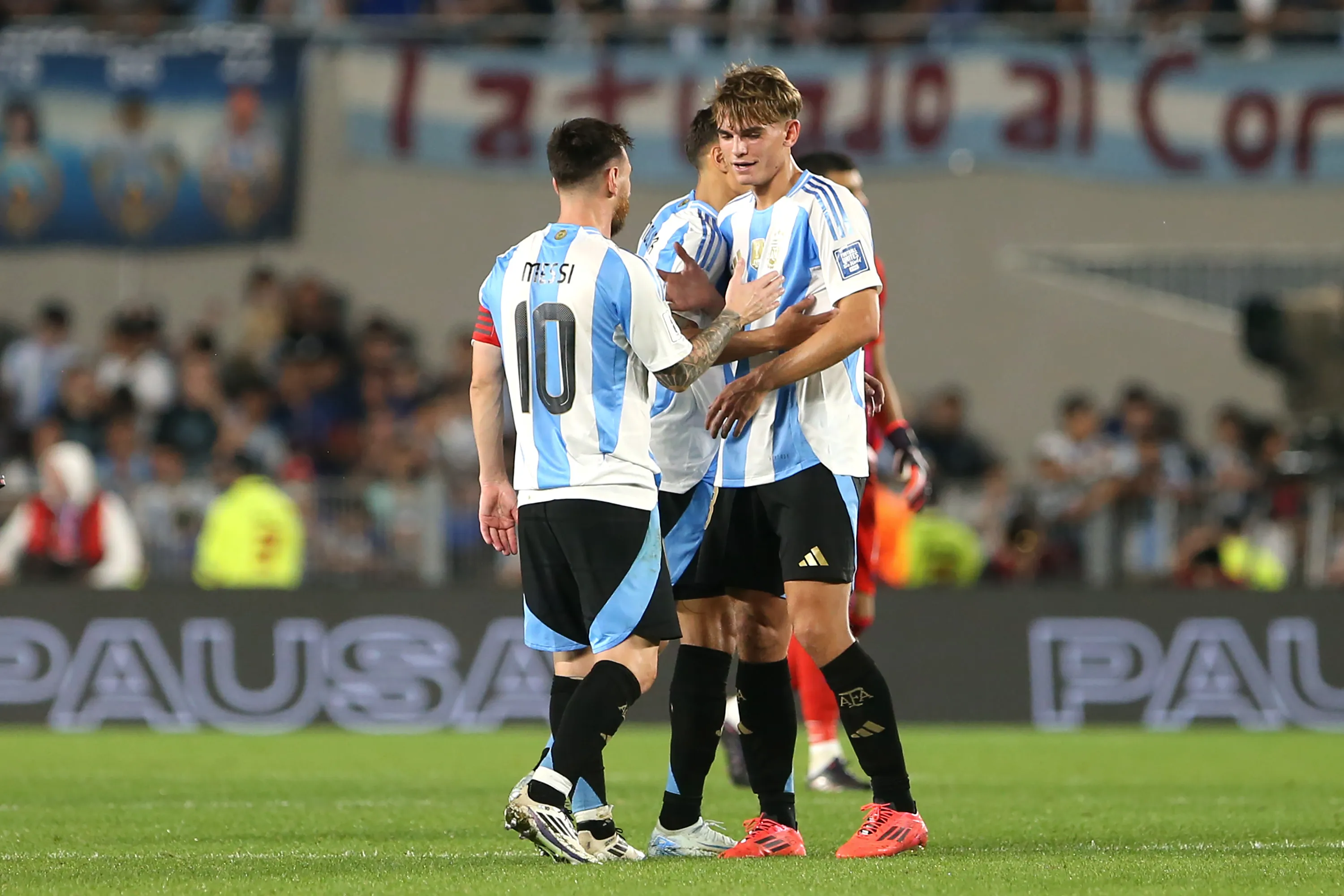 Nico Paz y Lionel Messi en la Selección Argentina. (Getty Images)